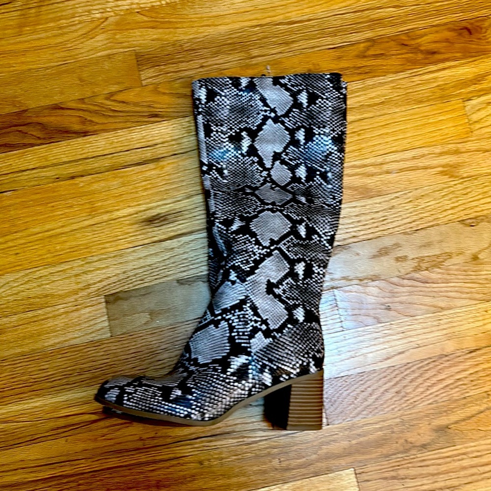 NWOT Universal Threads knee high snakeskin boots